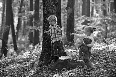 Erkek ve kız ormanda kamp. Erkek ve kız sonbahar orman oyun oynamak