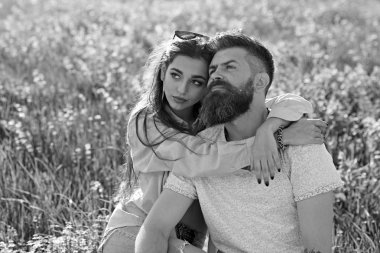 Sakal ve kadın oturur bahar günü çimenlerin üzerinde olan adam. Aşık çift zaman açık havada ve hugs harcamak. Rüya gibi yüzleri çayır, Doğa arka plan üzerinde oturan bir çift gördüm. Bahar eğlence kavramı