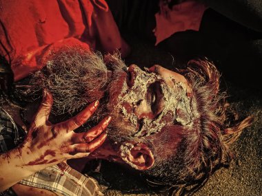 Zombi adam kanlı ellerini tutun