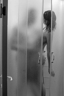 İlişkiler çift banyo su altında seviyorum. Kaslı erkek ve çıplak kadın, Sevgililer günü. Seks oyunları arzu ve orgazm. Masaj ve Aile kavramı. Duşta seksi vücut aşık çift rahatla