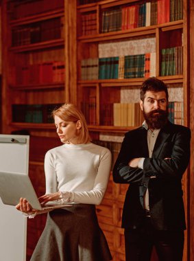 Sanal dünya kavramı. Şehvetli kadın zevk avantajları sanal dünya eğitim sağlamak. İş kadını ve adam dizüstü bilgisayar ile sanal dünyayı keşfedin. İnternetin sanal dünya
