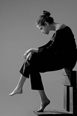 savaşmak için hiçbir güç ve inanç vardır. Modern kız. Yalnızlık. Moda kadın tam uzunlukta. Yalnızlık. Güzellik ve moda. Kadın trendy bakışla. o olmadan çok yalnız hissediyor