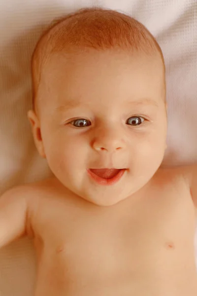 Parto y crianza del bebé recién nacido. Bebé recién nacido después del parto natural. En el momento en que nace un niño. Todo depende de la educación — Foto de Stock