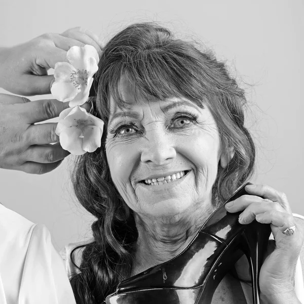 Senhora sorriso com a pele enrugada rosto, maquiagem, sapato, beleza, moda — Fotografia de Stock