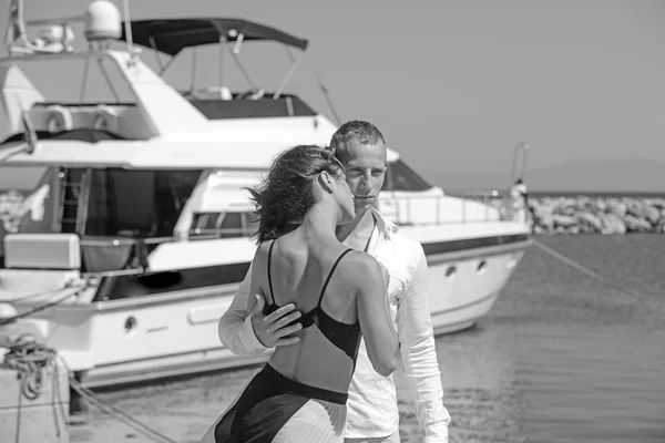 Familia y día de San Valentín. Las relaciones de amor de la pareja disfrutando del día de verano juntos. Mujer sexy y hombre en la bahía del mar. Vacaciones de verano y viajes. Pareja en el amor relajarse en el yate para el viaje marítimo —  Fotos de Stock