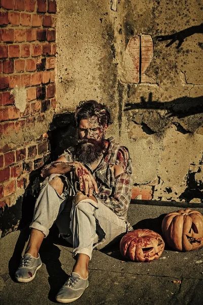 Хэллоуин мужчина с красной кровью и тыквой — стоковое фото