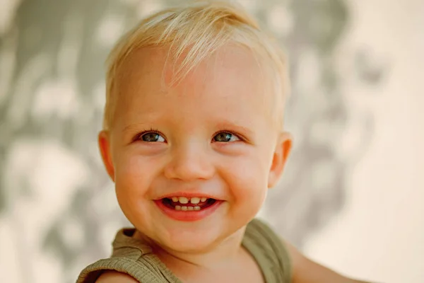 Gezondheidszorg voor gelukkig kind. Glimlach van kleine jongen. Gezondheid is een echte schoonheid. Babyjongen geniet van gelukkige jeugd. Beetje baby gelukkig lachend. Gezond en vrolijk — Stockfoto