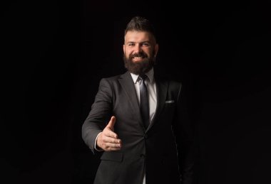 Adam modaya uygun. İşler güvenli. Koyu gri takım elbiseli bir iş adamı. Klasik takım elbiseli, gömlek ve kravatlı adam..