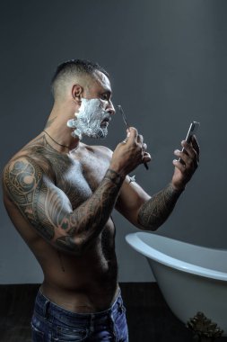 Tıraş adam ve jilet adam. Vintage kuaför dükkanı tıraş. Bıyık balmumu.