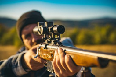 Avcı hayvanlar lekelenme kapsamlı güçlü tüfekle. Hunter avı av tüfeği silahla. Avcı Güz av sezonu.