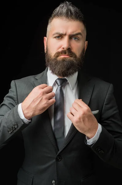 Tienda de sastrería. Moda de traje de hombre. Traje de reunión. Empresario en traje gris oscuro. Negocios seguros. Hombre de traje clásico, camisa y corbata . —  Fotos de Stock