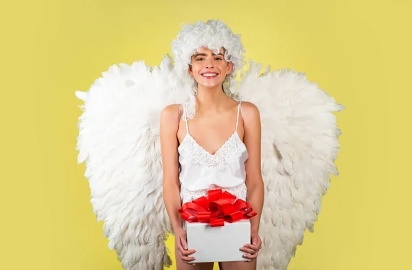 Wunderbares blondes Engelmädchen mit weißen Flügeln. Engelsfrau mit Flügeln isoliert. Valentinstag-Konzept. Valentinstag-Symbol. Liebe. — Stockfoto