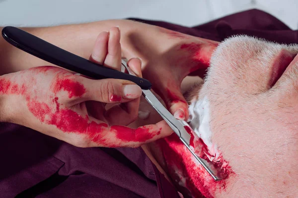 Wife killed husband with a straight razor in the blood. Dead body lying on the bath. Crime scene. — Stock Photo, Image