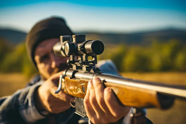 Hunter met krachtige geweer met bereik spotten van dieren. Hunter met jachtgeweer pistool op jacht. Hunter in de val jachtseizoen. — Stockfoto