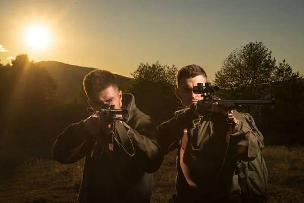 Fusil Hunter Silhouette dans Beautiful Sunset. Le jeu de chasse le plus réaliste jamais créé. Chasseur avec fusil puissant avec portée Repérage des animaux . — Photo