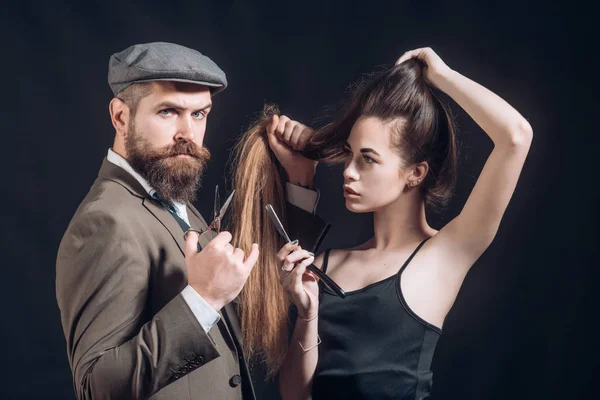 Дизайн парикмахерской. Стилист волос и парикмахер. Бородатый мужчина хипстер с красивой женщиной. Отличные порезы. Портрет женщины с длинными волосами. — стоковое фото