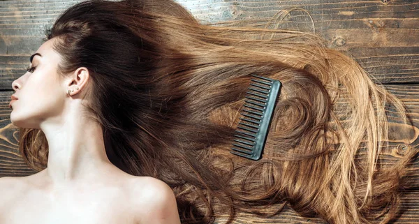 A fából készült háttér gyönyörű hosszú hajú nő. Szép haj színezése nő. Hosszú haj. Divat hajvágás. — Stock Fotó