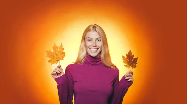 Tartó arany levél őszi női. Vonzó fiatal nő visel a divatos szezonális ruhák, amelyek őszi hangulat. Őszi hangulat és az időjárás meleg és napos, és eső lehetséges. — Stock Fotó