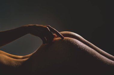 Şehvetli kadın vücut seksi noktasında. Zamanında aşk dokunmatik G nokta. Exstasy ve zevk kavramı. Hassasiyet ortağı. Aşk tensel temasta. Bakım ve şehvetli aşk kavramı. Eller güzel kadın eşek üzerinde.