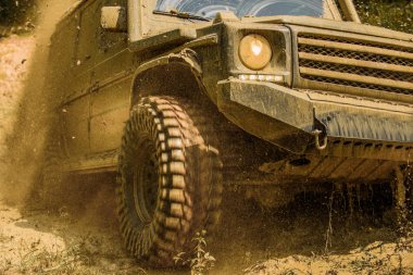Offroad araç bir çamur delik tehlikesi dışarı geliyor. Alt görünümü büyük offroad araba tekerlek ülke road ve dağlar zemin üzerinde. Dağ yolu Off-Road seyahat.