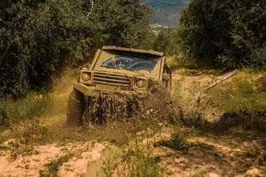 Jeep açık havada macera. Yol spor kamyondan dağlar manzara arasında. Sefer offroader. 4 x 4 trekking seyahat. En iyi yol araçları kapalı. Ralli yarış.