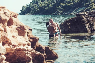 Yaz tatil ve seyahat tatil. Seksi kadın ve erkek seks oyunları var. Deniz suyu içinde çıplak bir çift ilişkileri seviyorum. Aile ve Sevgililer günü kavramı. Çift aşık seksi vücut ile kumsalda dinlenmek