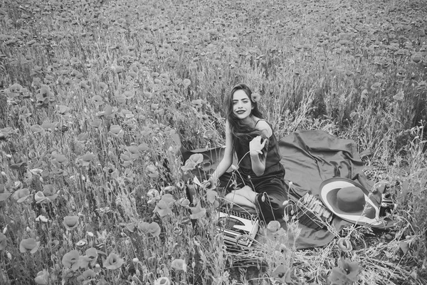 Escritor mulher no campo de flores de papoula . — Fotografia de Stock