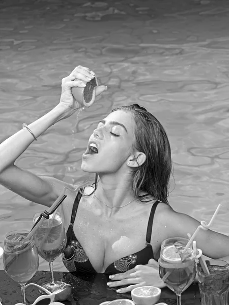 Beba suco de vitamina fresco, dieta. Cocktail com fruta em menina sexy na piscina em maldivas. Férias de verão e natação no mar. Festa na piscina relaxe no spa resort. Mulher de moda com álcool refresh em miami . — Fotografia de Stock