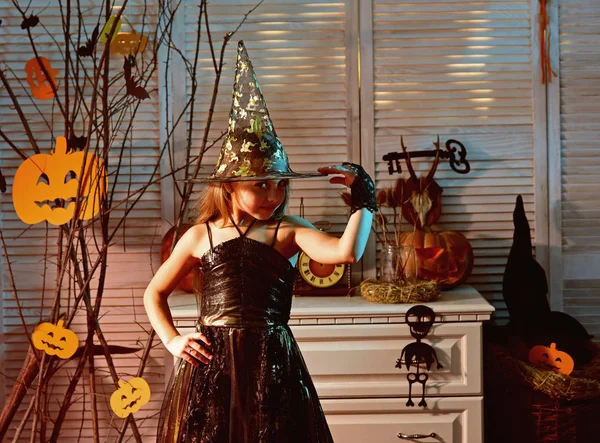 Boszorkány kalap kis lány öltözött a halloween. Kis lány boszorkány szórakozni a halloween party. Varázslat a varázslat. Mama szeret engem — Stock Fotó