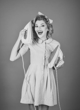 Pinup kadın tutun demir, retro tarzı, hizmetçi.