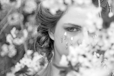 Bloom Tree'de yaz kızı. Bahar tatili. hava durumu. yüz ve cilt bakımı, kadın sağlığı. çiçeklere alerjisi. Doğal güzellik ve spa. Bahar moda makyajı olan kadın. Çok güzelsin