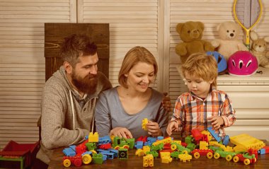 Baba Anne küçük çocuk. Baba ve anne ile Çocuk oyun kurucu. Aile ve çocuk günün kutlu olsun. mutlu çocukluk. Bakım ve geliştirme. evde anne ile küçük boy oynayın. İlham aile