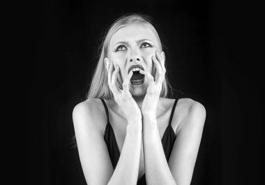 Uzun saçlı güzel sarışın model kız. Saç modeli. Koyu dudaklar ve tırnaklar manikür.