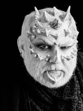 Papatyanın yüz ve Beyaz gözlü canavar