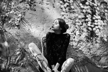 orangery siyah elbiseli genç güzel kadın