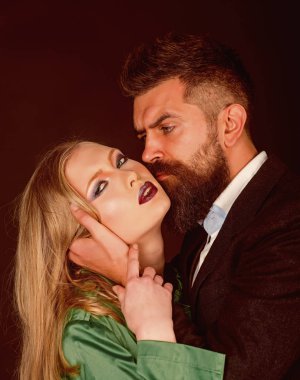 İlişkileri özel yapım. Adam sarılmak kadın uzun saçlı sakallı. İki aşık. Stil ikonları. Moda giyim samimi çift. Moda stil ve saç bakımı. Her ikisi de moda aşk