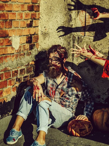Uomo di Halloween con sangue rosso e zucca — Foto Stock