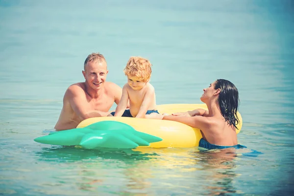 パイナップル インフレータブルまたはエアコンのマットレス。パイナップル マットレスと夏休みに幸せな家族. — ストック写真