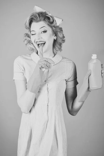 Lindo ama de casa con rociador de limpieza — Foto de Stock