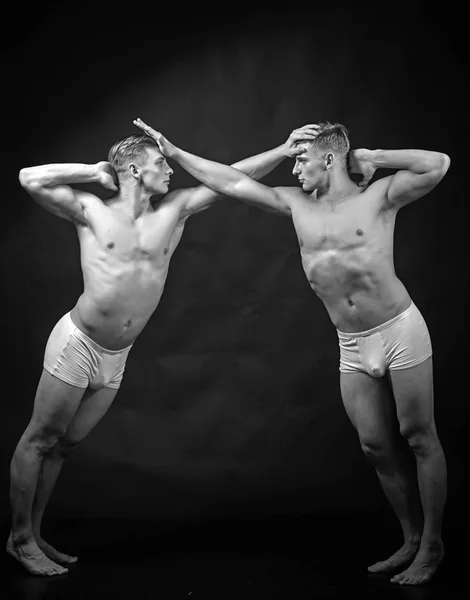 Twins Mannen Met Gespierd Lichaam Evenwicht Vormen Circus Gymnasten Pilates — Stockfoto