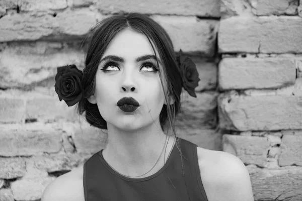 Modell med röda läppar och färska rosor i håret — Stockfoto