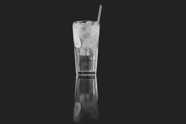 Коктейлі з кубиком льоду в склі ізольовані на чорному . — стокове фото