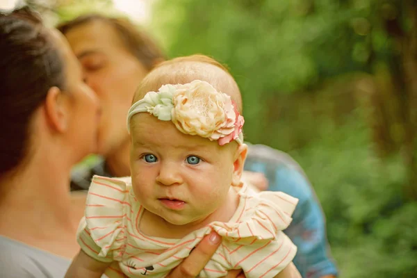 Fremtidig liv. Mor og far med den lille babyen. Foreldrene elsker barnet sitt. En forelders kjærlighet er hel. Forbered barn på fremtiden – stockfoto