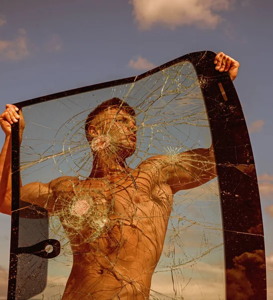 Une ambition de jeunesse. Un homme fort tient du verre fissuré. Homme de sport avec force musculaire. L'entraînement sportif. Concentrez-vous sur la force et la puissance. Atteindre l'ambition sportive avec un bon entraînement — Photo