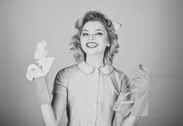 Limpiador mujer retro sobre fondo rosa . —  Fotos de Stock