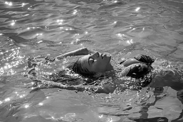 Maldivas ou praia de Miami. Beleza da mulher é hidratada no banho. Férias de verão e viagens ao oceano. Relaxe na piscina de spa, refresco e cuidados com a pele. Mulher sexy no mar do Caribe em Bahamas . — Fotografia de Stock