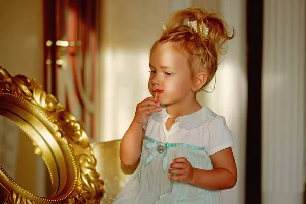 Kid modell göra på spegel i rummet — Stockfoto