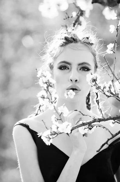 Flor de primavera de cerezo y hermosa chica en flores — Foto de Stock