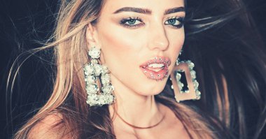 Kız seksi dudak makyaj ile. kız ya da seksi moda model lüks mücevher.