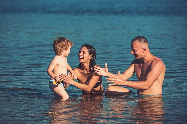 Καλοκαιρινές διακοπές της ευτυχισμένη οικογένεια. υπόλοιπο καλοκαίρι ευτυχισμένη οικογένεια στο θαλασσινό νερό. — Φωτογραφία Αρχείου
